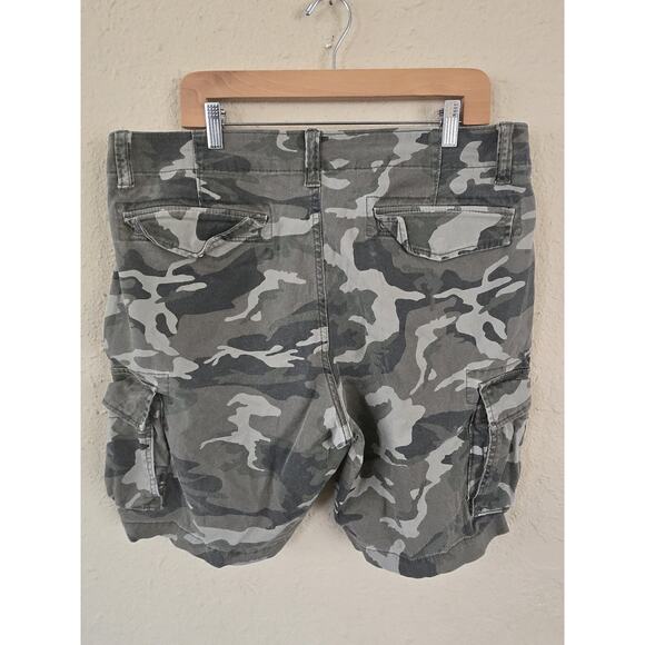 OLD NAVY MEN Green & GRAY Lived In Straight CAMO CARGO SHORTS, Size 36 - Picture 2 of 7